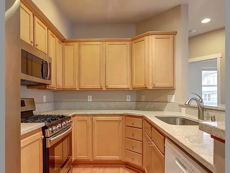 1601 NE Katsura St #203 — Photo 6