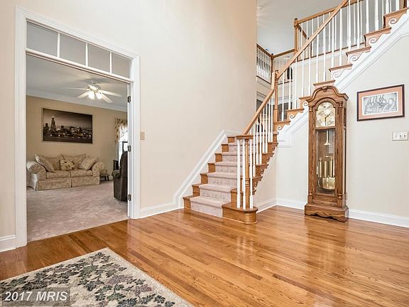 Open Foyer w/GLEAMING HARDWOODS