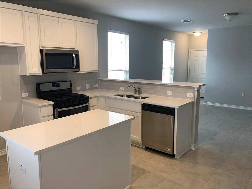 3 bed, 2.0 bath, 1205 sqft, $1,900 — Photo 3