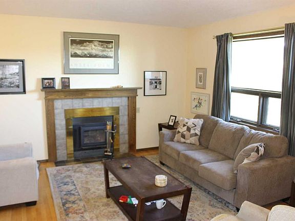 5th image of 405 Maple Cres W