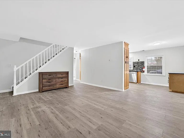 6 Sherwood Ln — Photo 3