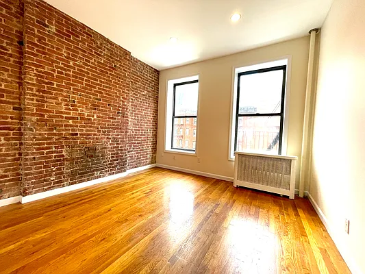 Rented by Astoria Realty | media 18