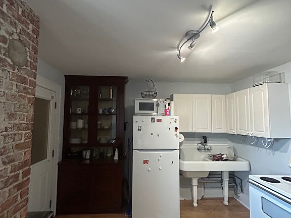 2nd image of 506 Warren St #2