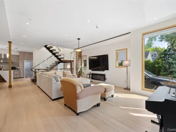 3 Hewlett Place, Great Neck, NY 11024