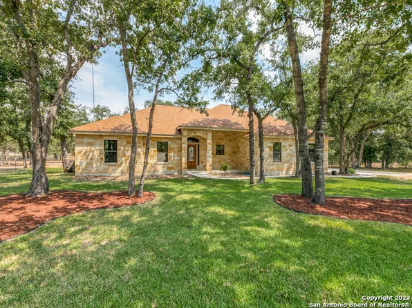 306 HICKORY TRAIL DR, La Vernia, TX 78121