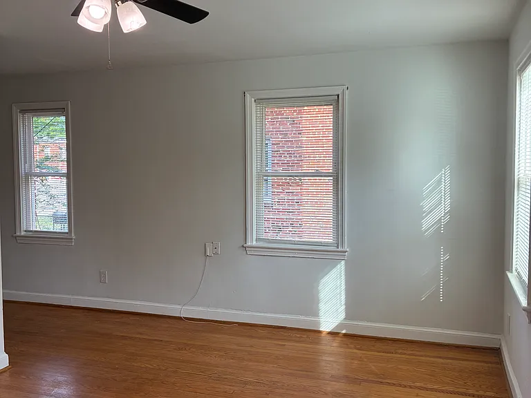 425 Oakwood St SE — Photo 2