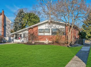 209 Brook St, Oakdale, NY 11769