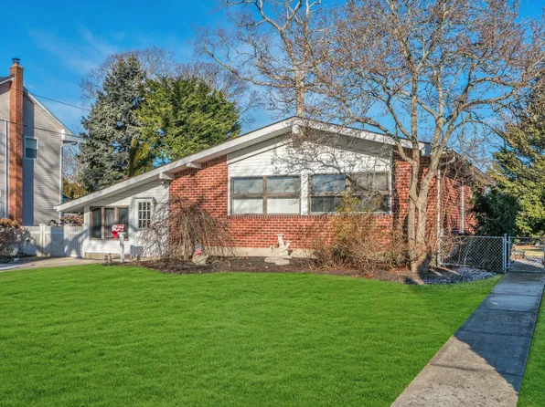 209 Brook Street, Oakdale, NY 11769