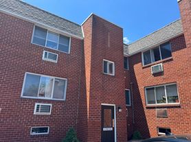 203 E Chestnut Street, 6