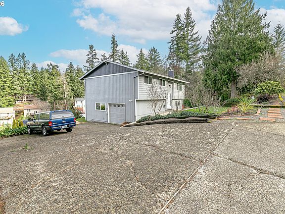 4th image of 991 NE Foothills Dr