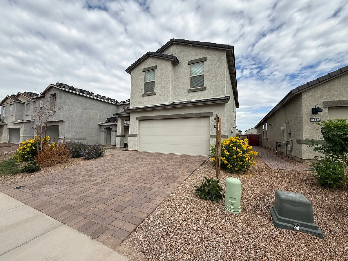 4 bed, 3.0 bath, 2227 sqft, $2,200 — Photo 2