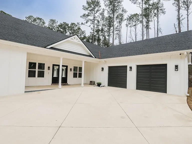 204 Blackberry Ln — Photo 1