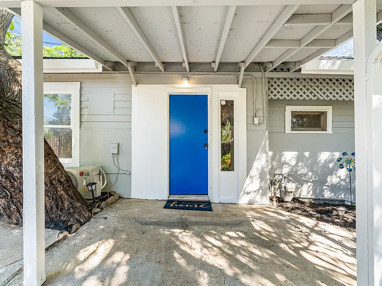 210 1/2 C St — Photo 2