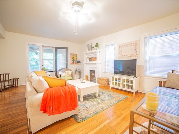 3rd image of 3513 Wyandotte St APT 3N