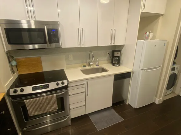 1090 Johnson St #406, Victoria, BC V8V 0B3
