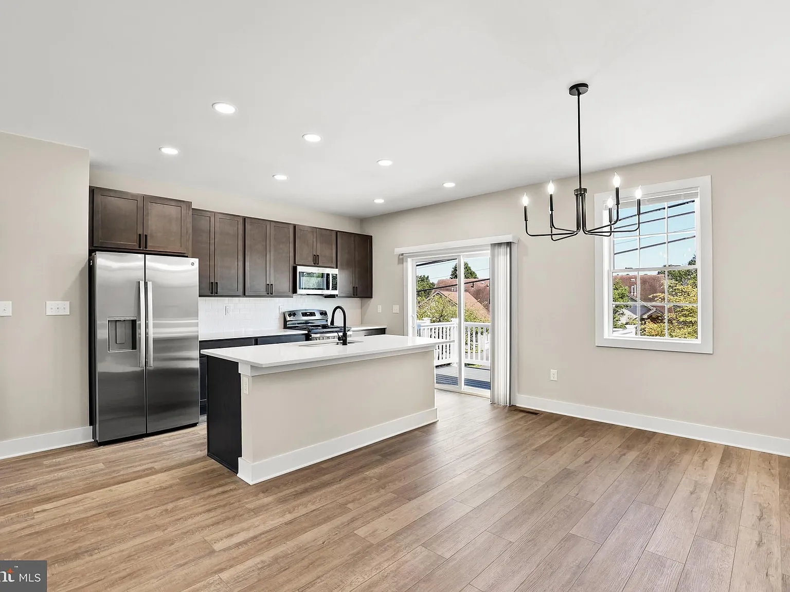 4 bed, 4.0 bath, 1800 sqft, $2,000 — Photo 3