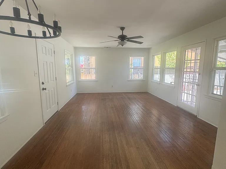 5438 Sylvia Ave — Photo 2