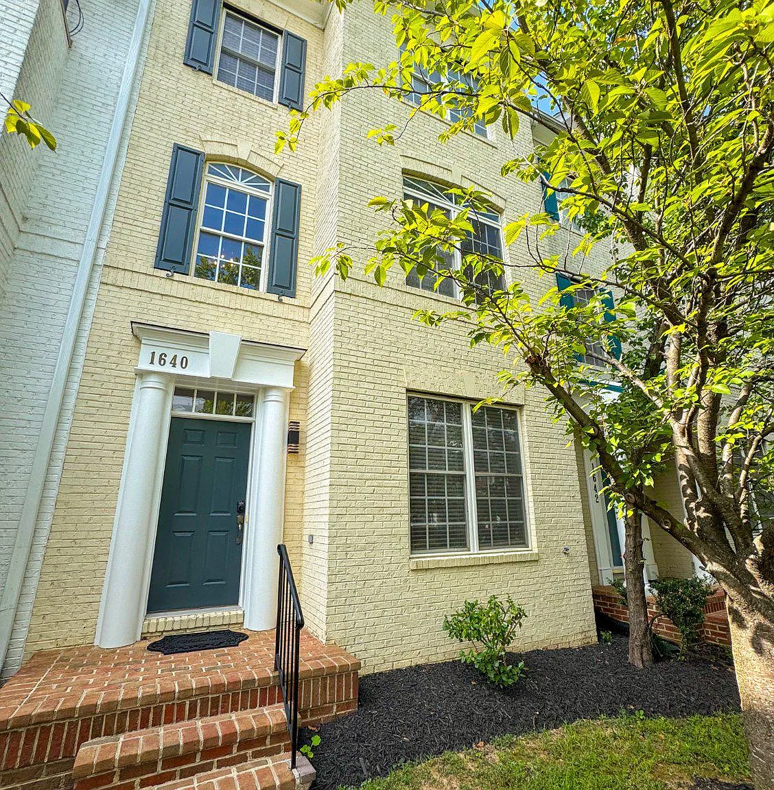 3 bed, 3.5 bath, 2560 sqft, $4,000 — Photo 2