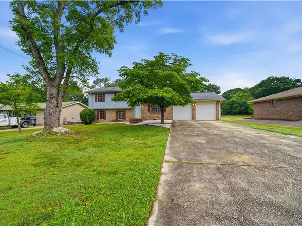 930 Cochise Trl SE, Conyers, GA 30094