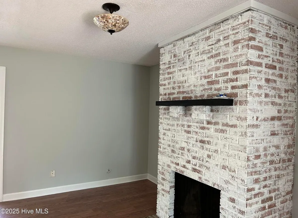 3 bed, 1450 sqft, $2,295 — Photo 4