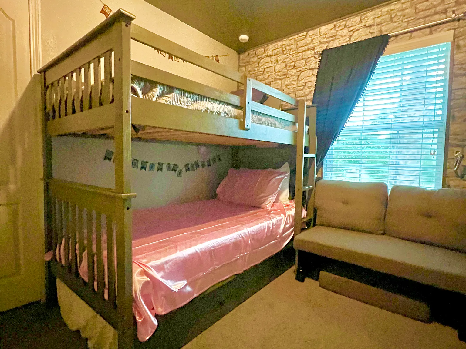 5 bed, 2024 sqft, $1,100 — Photo 2