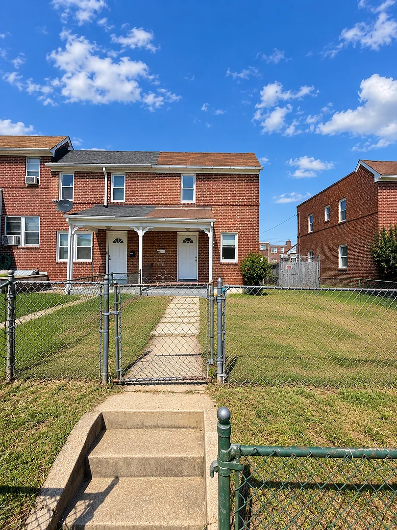 Charming Townhome with Private Deck & Fenced Yard — Photo 1