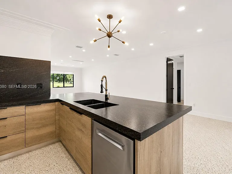 365 Fairway Dr — Photo 8