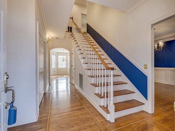 5th image of 165 Chippendale Sq