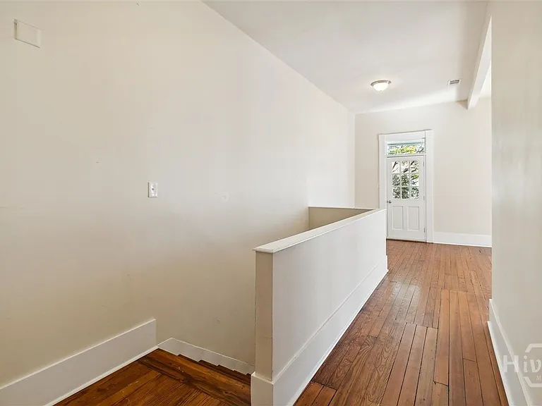 413 E Waldburg St #B — Photo 10