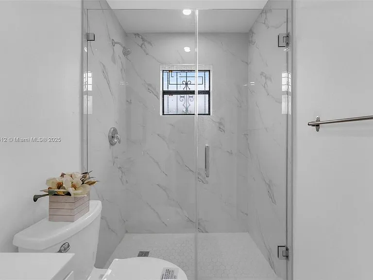 2401 SW 102nd Ave — Photo 18