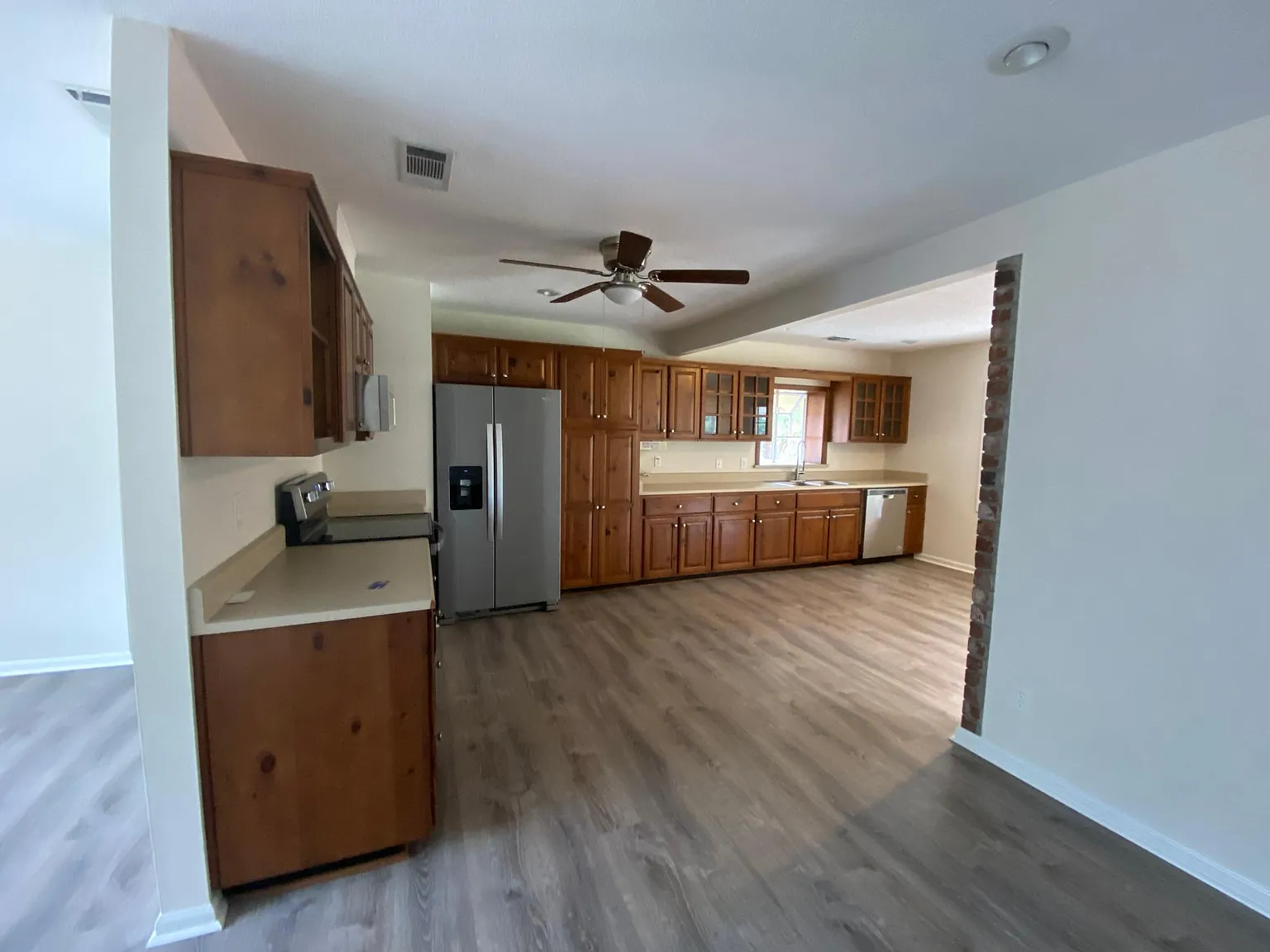 3 bed, 1585 sqft, $2,295 — Photo 4