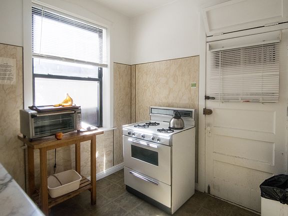 3rd image of 1501 W Cornelia Ave #3