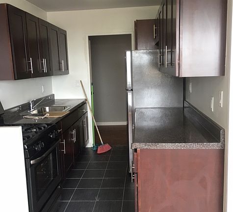 5th image of 77 Sullivan Pl APT 4A