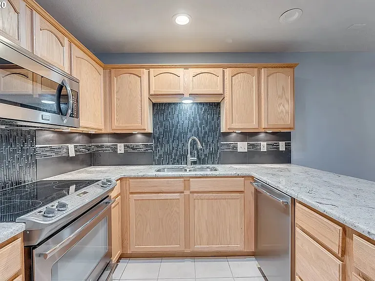765 SE 8th Ave — Photo 7