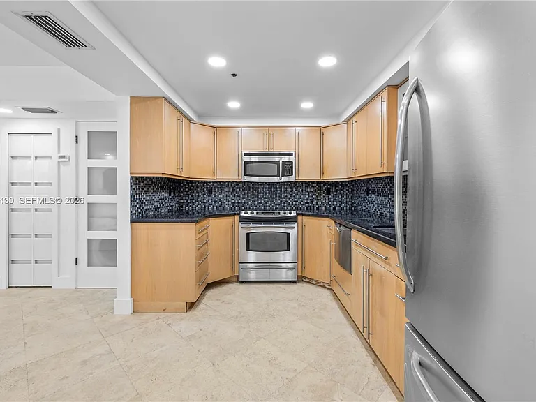 2457 Collins Ave #406 — Photo 9