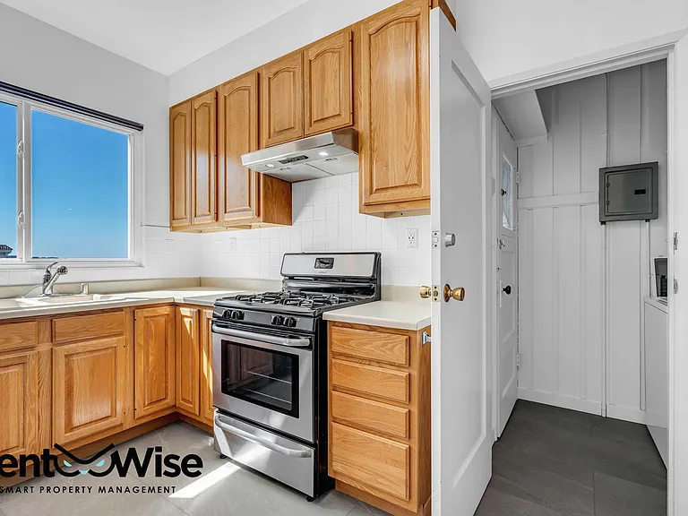 1341 Union St #10 — Photo 17