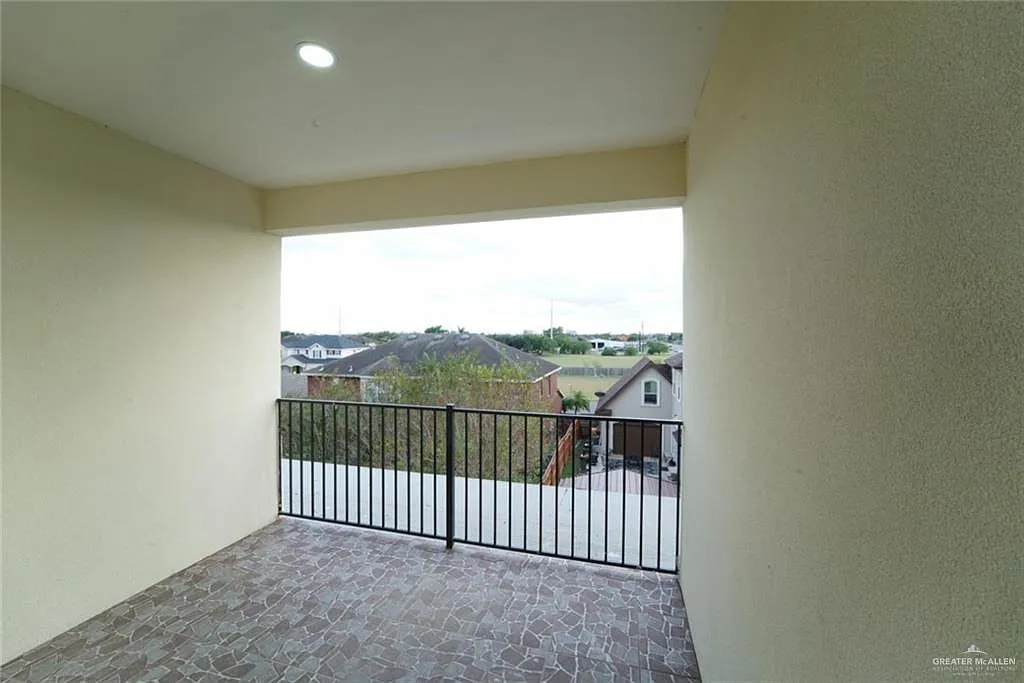 3 bed, 2.5 bath, 1530 sqft, $1,595 — Photo 3