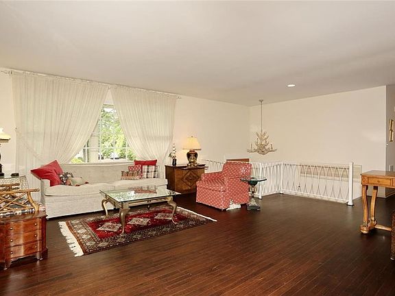 5th image of 45 Joan Dr