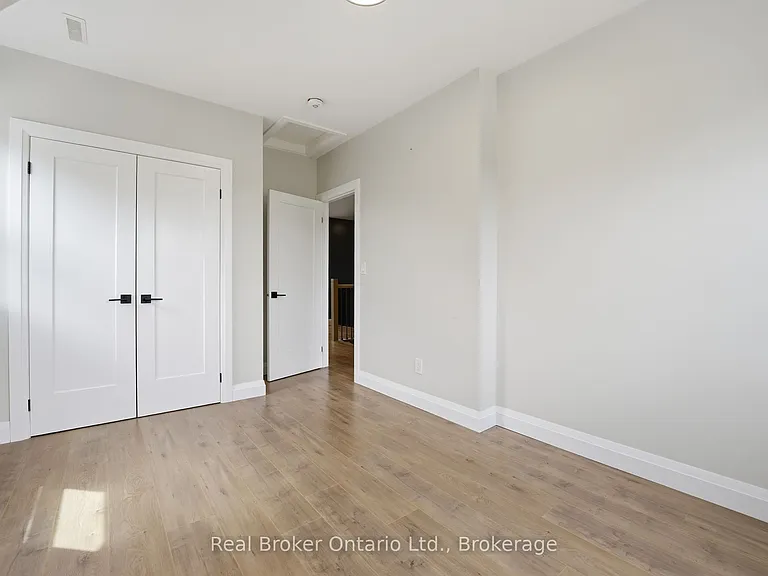 58 Rosslyn Ave N #2 — Photo 18
