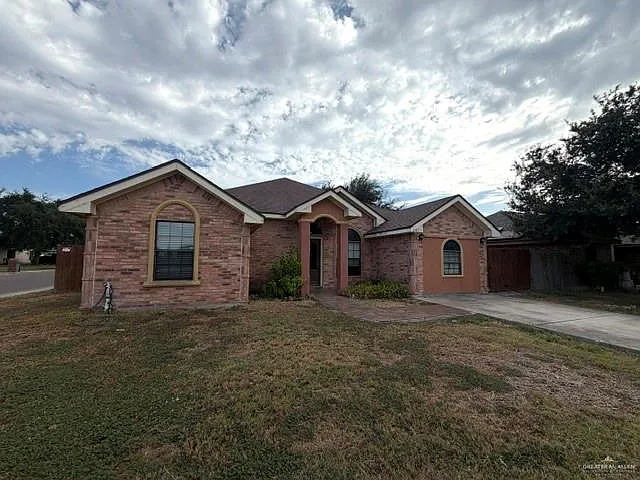 4 bed, 2.0 bath, 2246 sqft, $1,900 — Photo 2