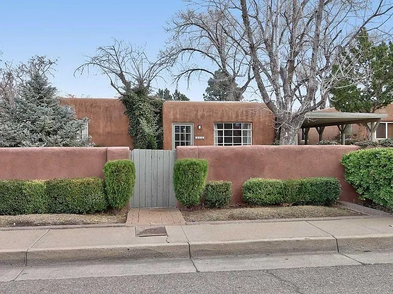1032 Columbia Dr NE — Photo 1