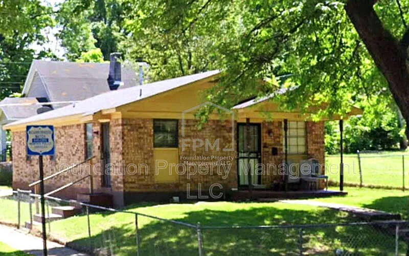4 bed, 1.0 bath, $1,085 — Photo 1