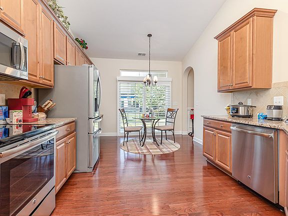 5th image of 1475 Berkshire Ave.