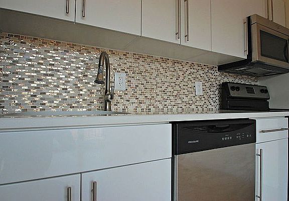 4th image of 153 Essex St APT 4A