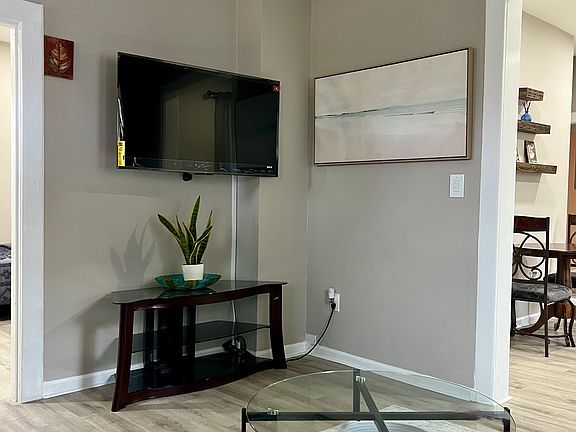 3rd image of 6008 Addison Rd
