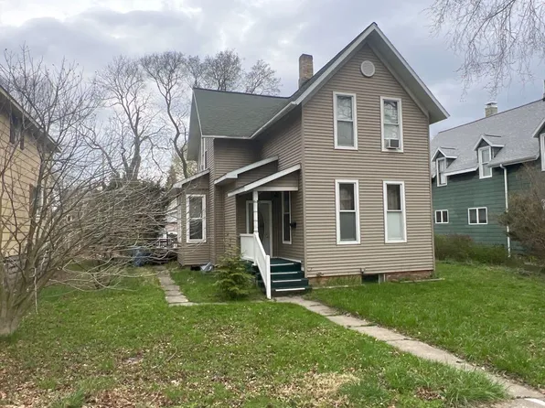 370 3rd St, Manistee, MI 49660