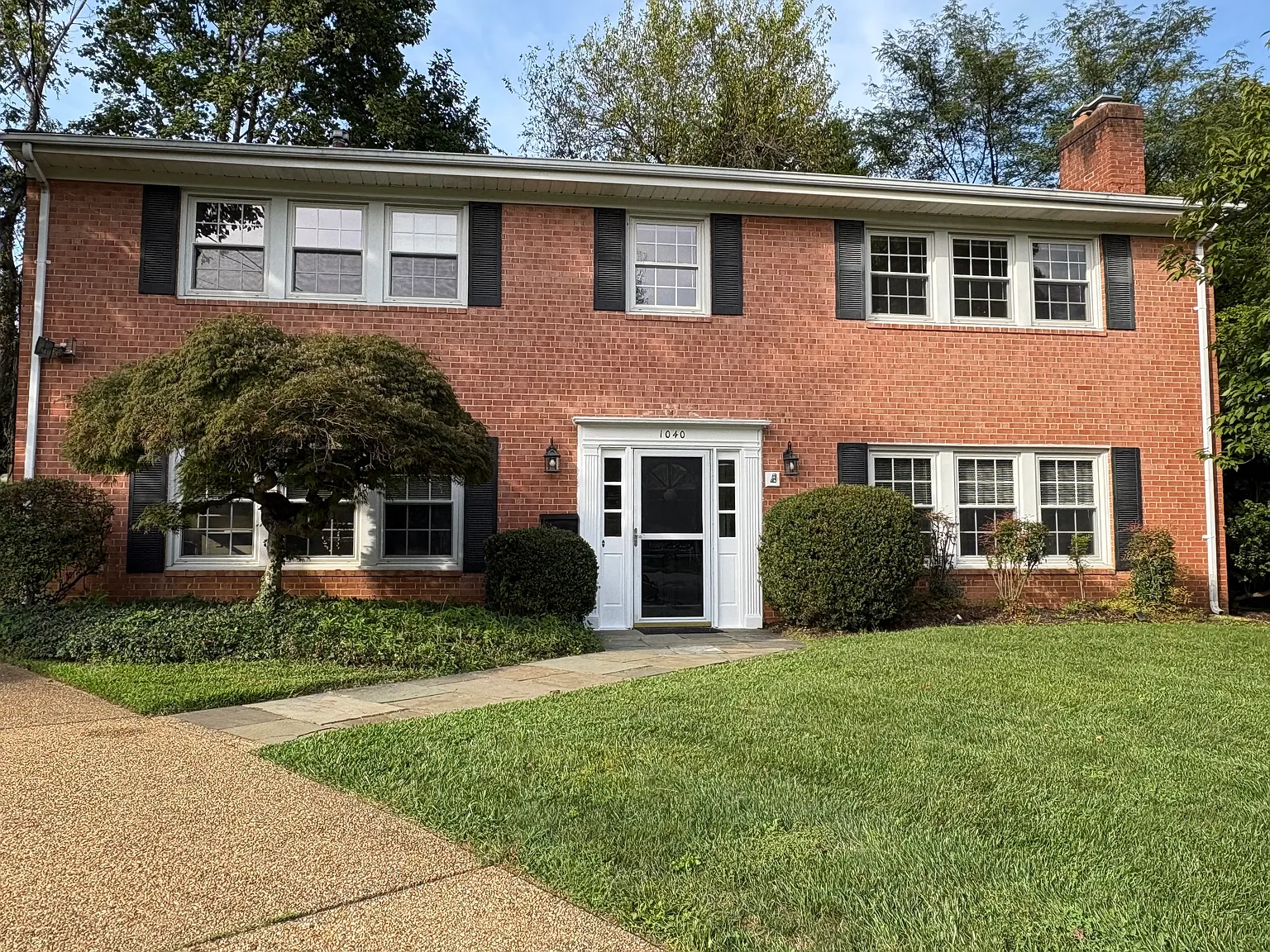 4 bed, 2700 sqft, $5,295 — Photo 2