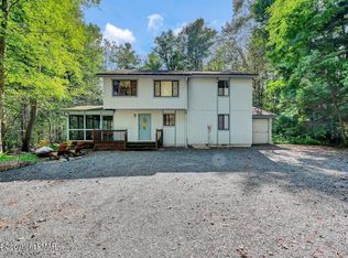 113 Sweet Briar Rd, Pocono Pines, PA 18350