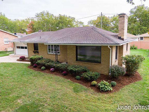 3rd image of 128 N Parklane Dr NE