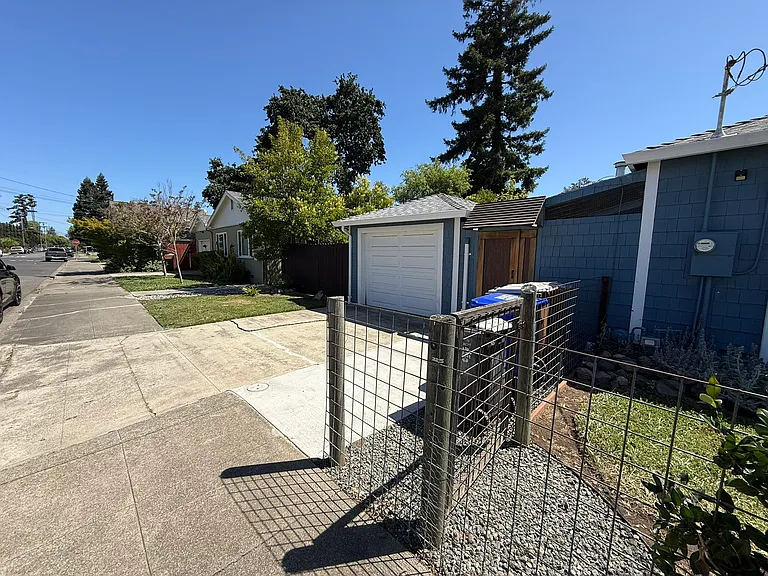 1696 F St — Photo 3